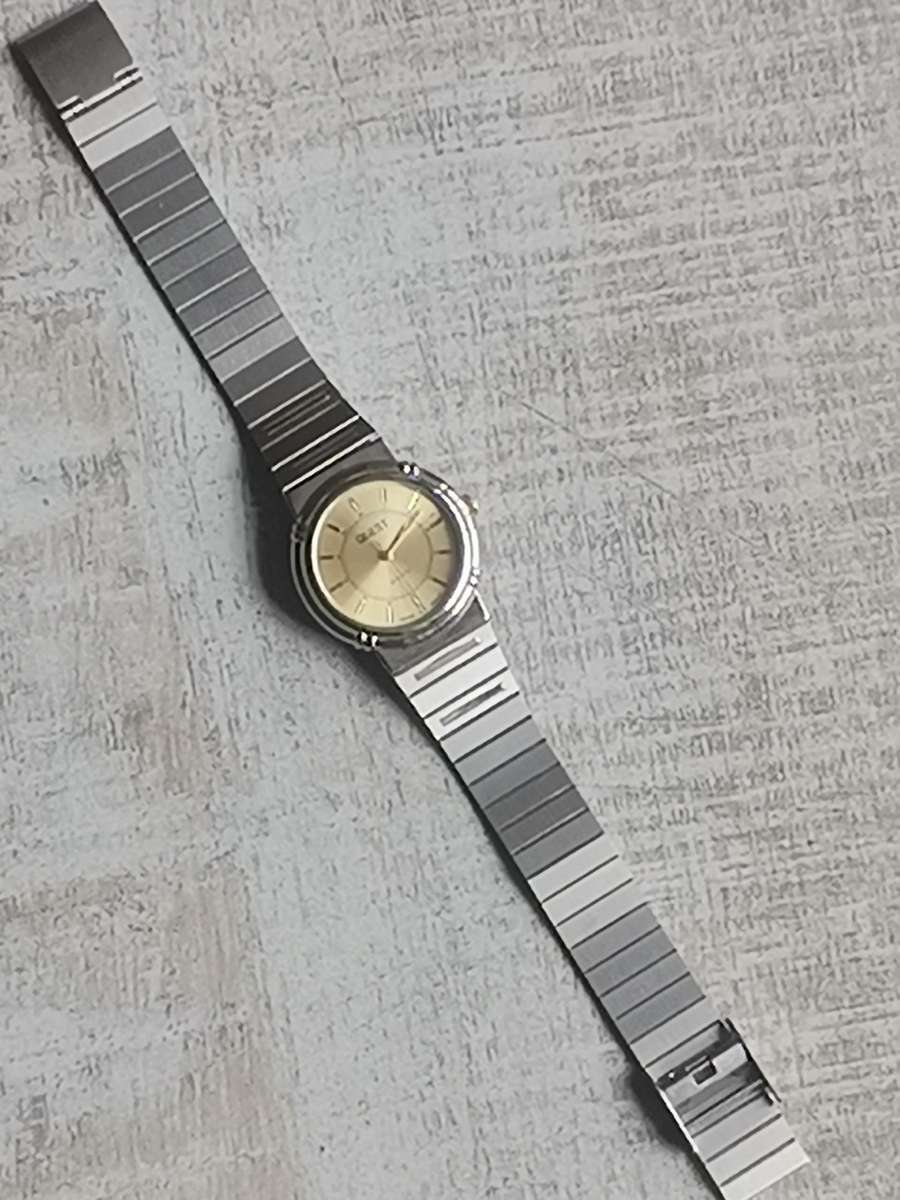 MENS VINTAGE QUEST STAINLESS STEEL WATCH IN EXCELLENT WORKING CONDITION