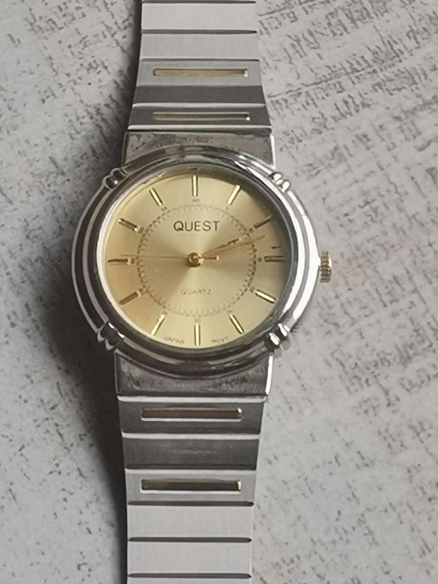 MENS VINTAGE QUEST STAINLESS STEEL WATCH IN EXCELLENT WORKING CONDITION