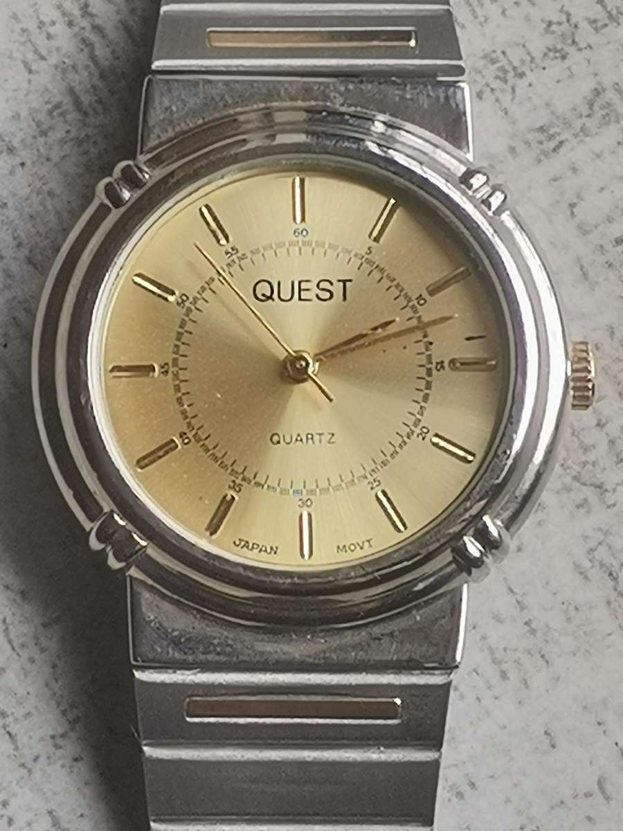MENS VINTAGE QUEST STAINLESS STEEL WATCH IN EXCELLENT WORKING CONDITION