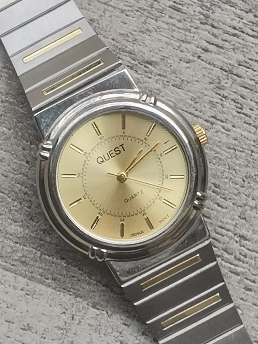 MENS VINTAGE QUEST STAINLESS STEEL WATCH IN EXCELLENT WORKING CONDITION