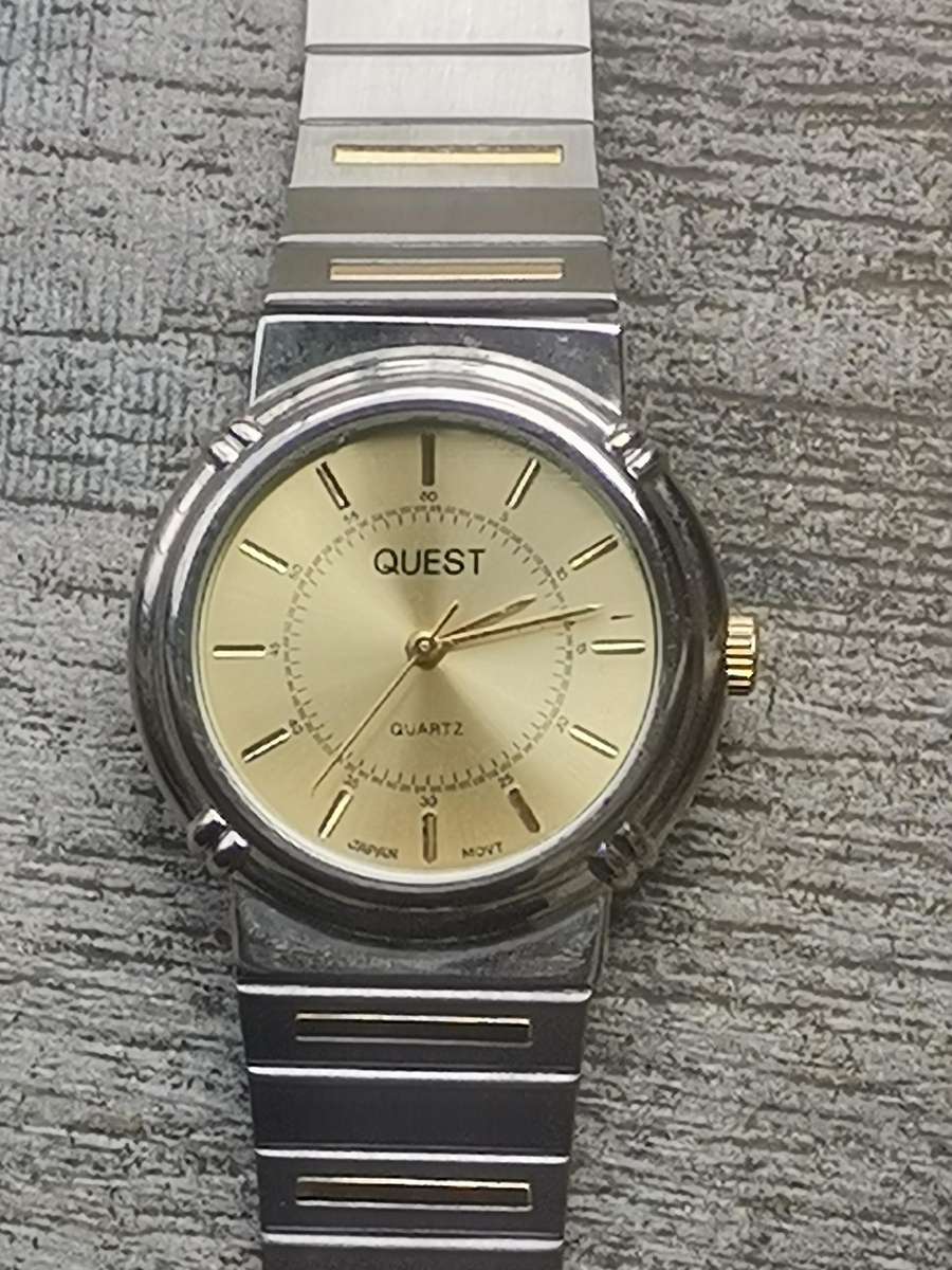 MENS VINTAGE QUEST STAINLESS STEEL WATCH IN EXCELLENT WORKING CONDITION