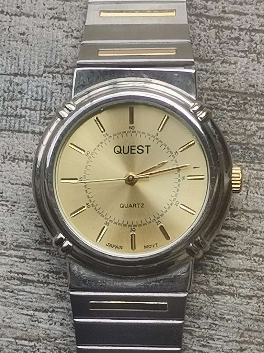 MENS VINTAGE QUEST STAINLESS STEEL WATCH IN EXCELLENT WORKING CONDITION