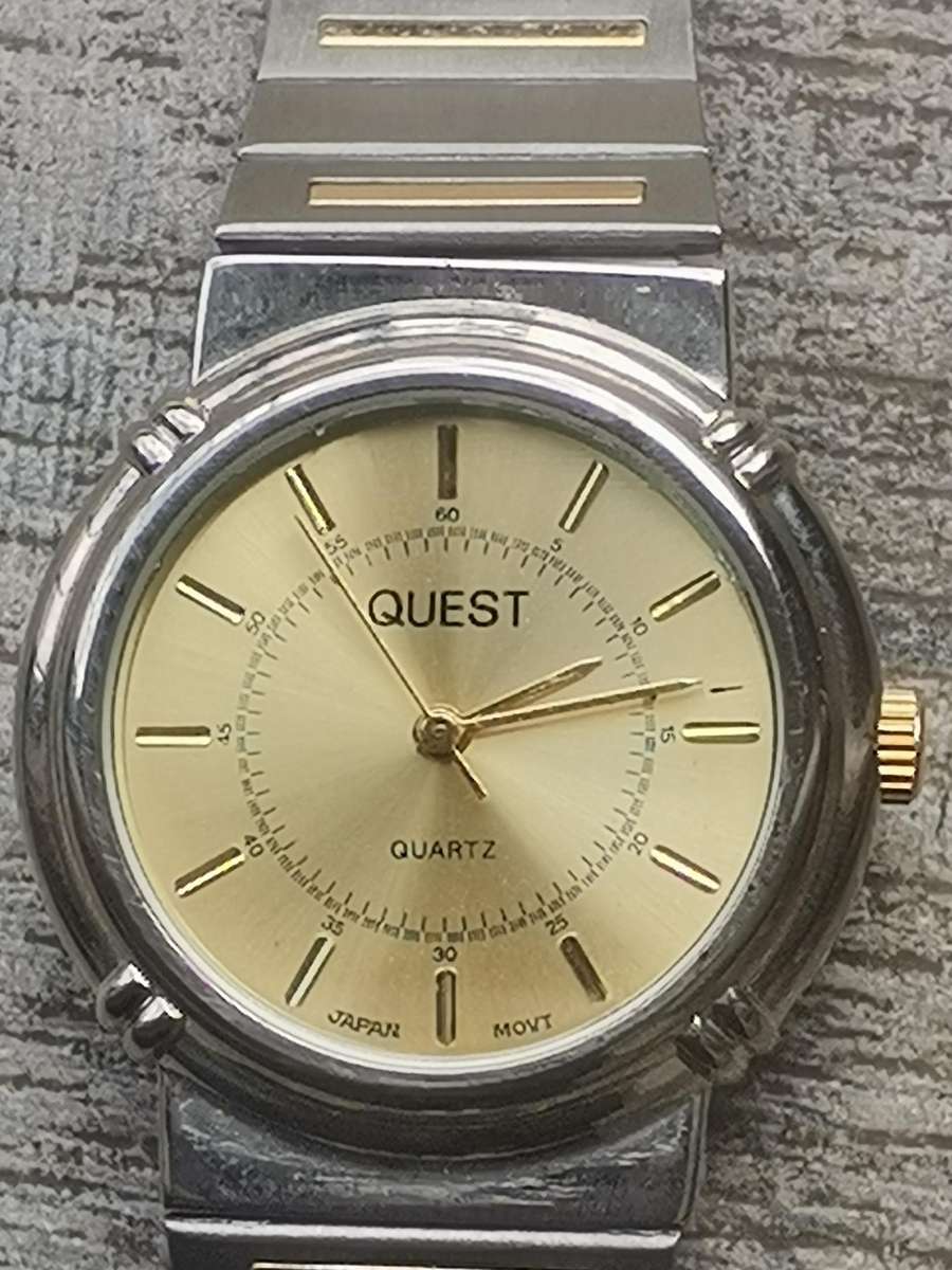 MENS VINTAGE QUEST STAINLESS STEEL WATCH IN EXCELLENT WORKING CONDITION