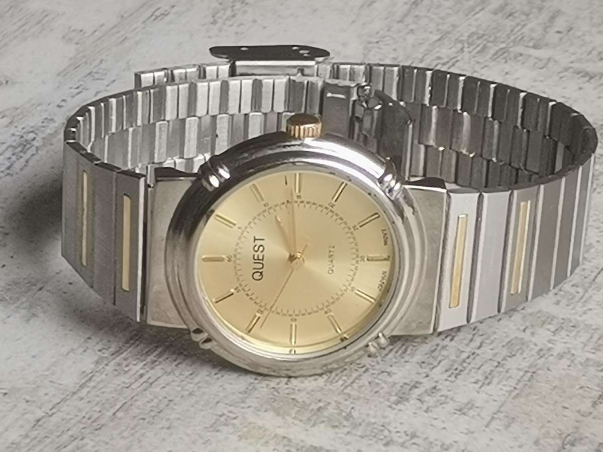 MENS VINTAGE QUEST STAINLESS STEEL WATCH IN EXCELLENT WORKING CONDITION