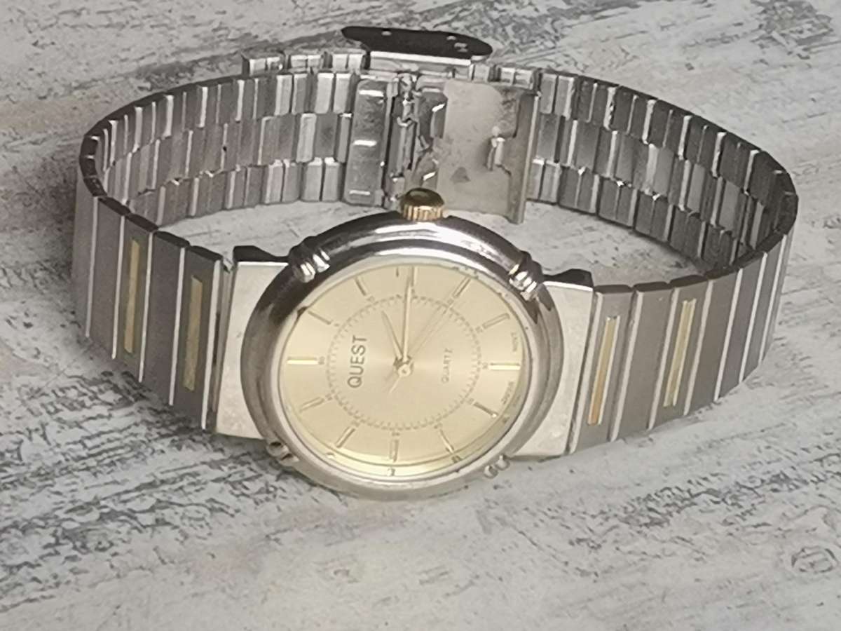 MENS VINTAGE QUEST STAINLESS STEEL WATCH IN EXCELLENT WORKING CONDITION