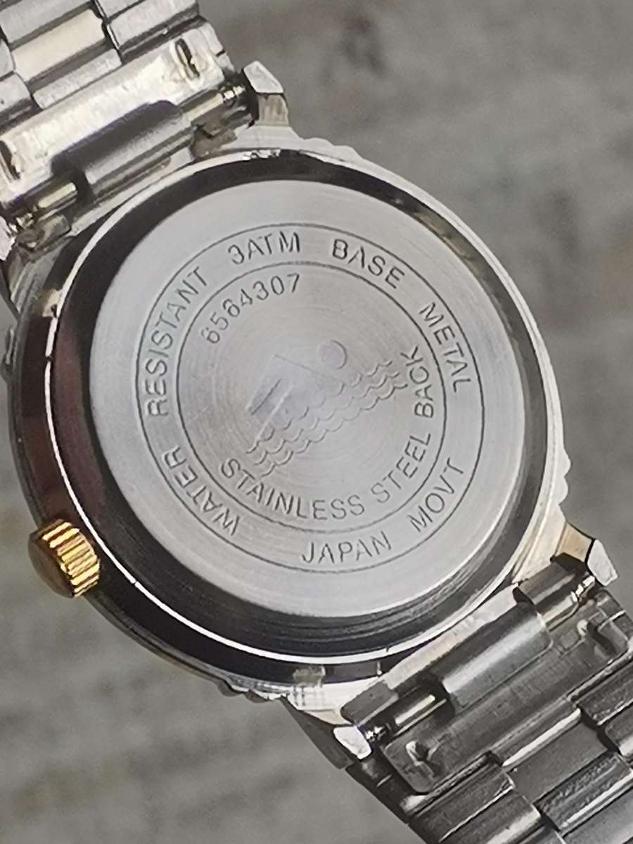 MENS VINTAGE QUEST STAINLESS STEEL WATCH IN EXCELLENT WORKING CONDITION