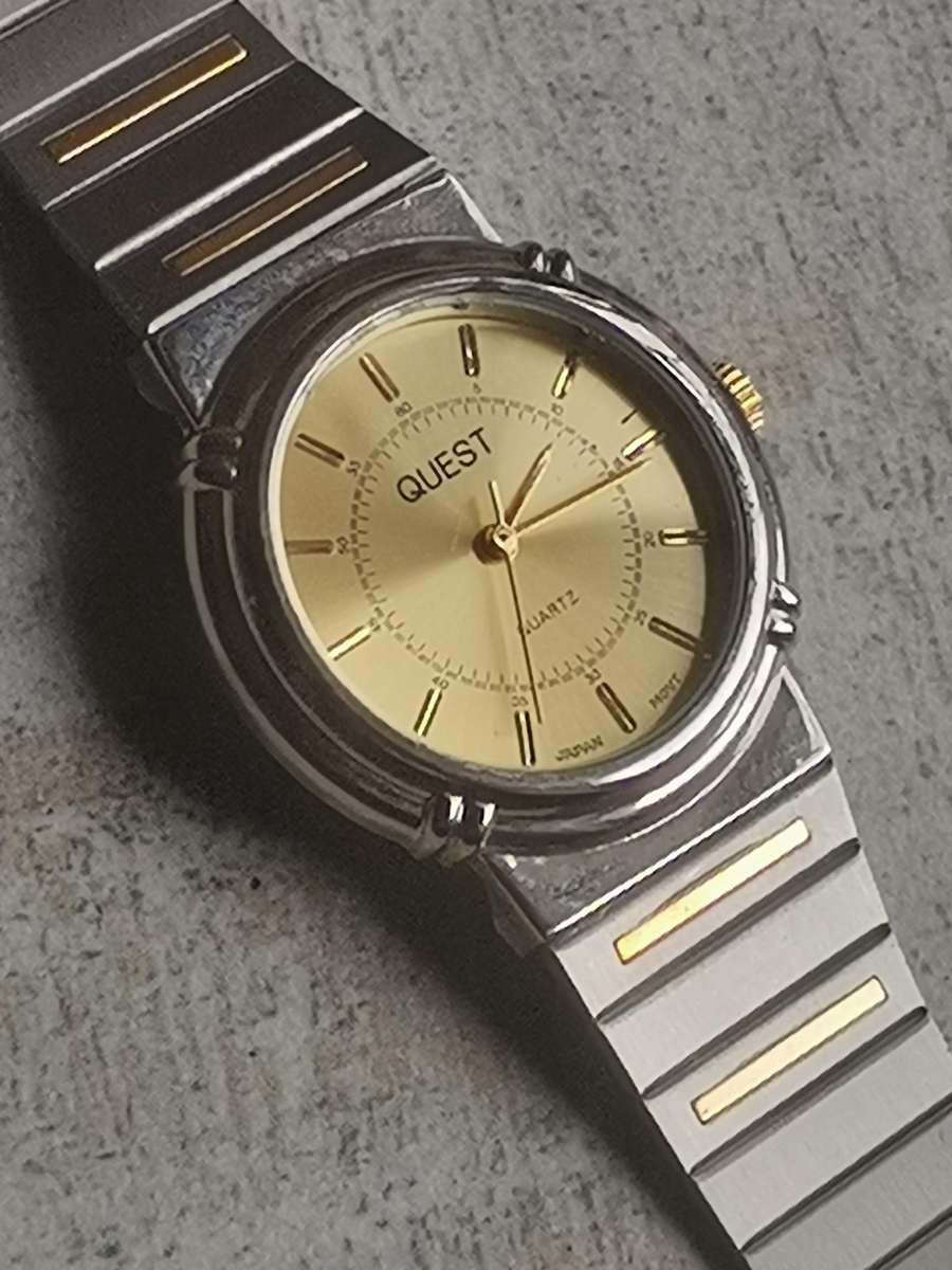 MENS VINTAGE QUEST STAINLESS STEEL WATCH IN EXCELLENT WORKING CONDITION