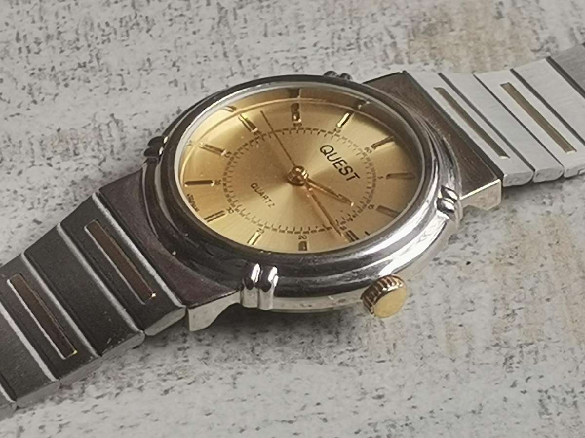 MENS VINTAGE QUEST STAINLESS STEEL WATCH IN EXCELLENT WORKING CONDITION