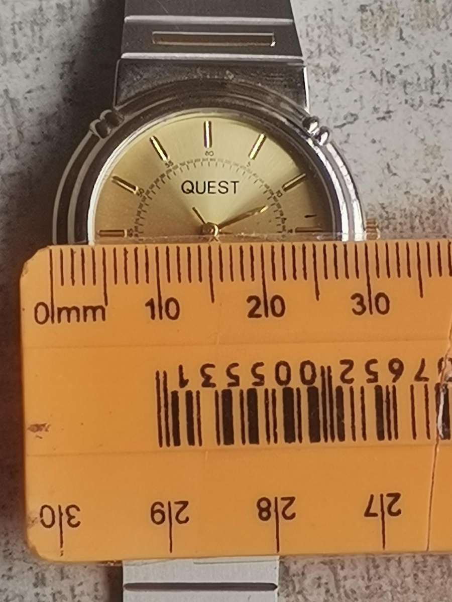 MENS VINTAGE QUEST STAINLESS STEEL WATCH IN EXCELLENT WORKING CONDITION