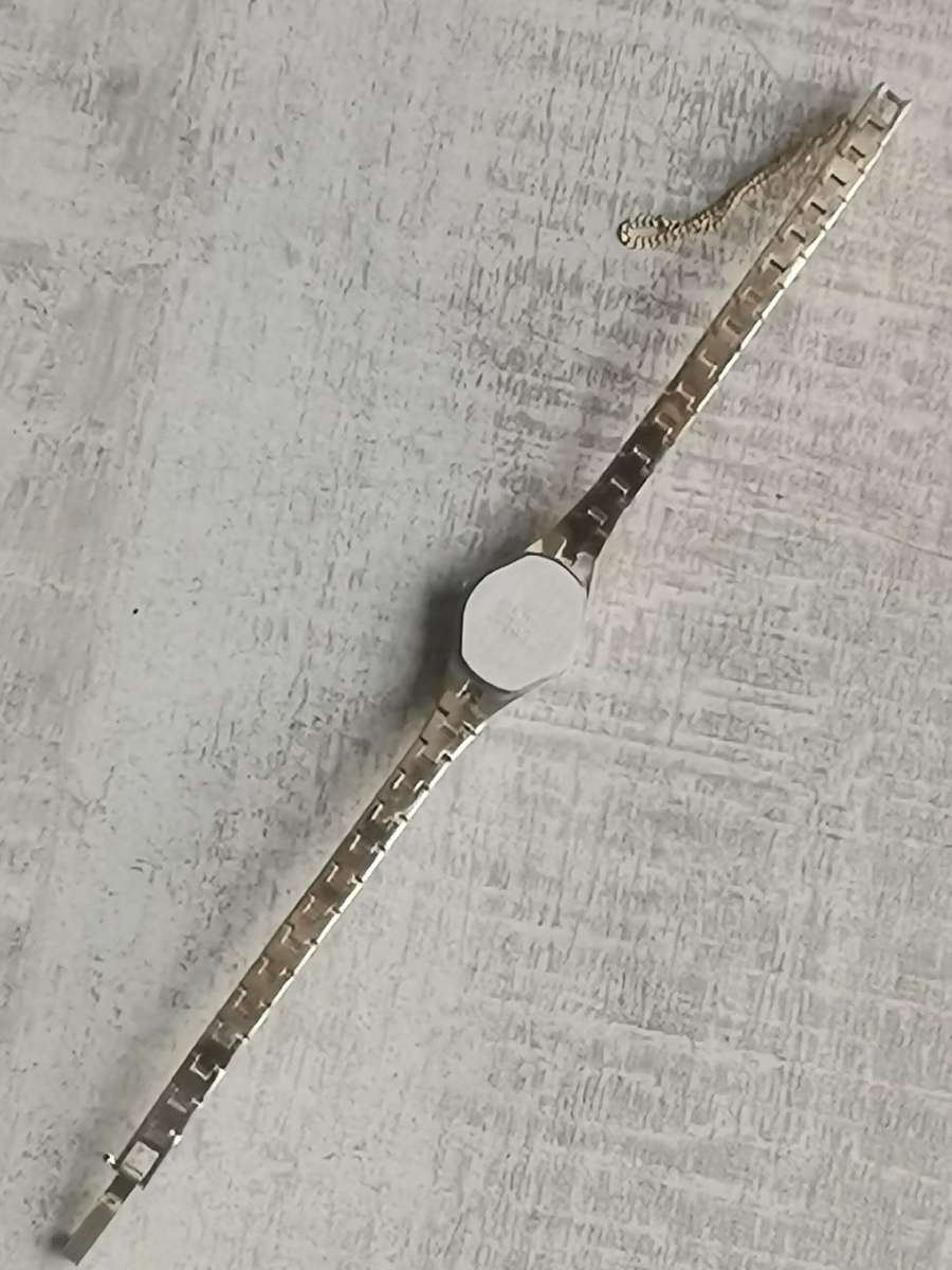 LADIES POISE HEART SHAPED GOLD WATCH IN EXCELLENT WORKING CONDITION