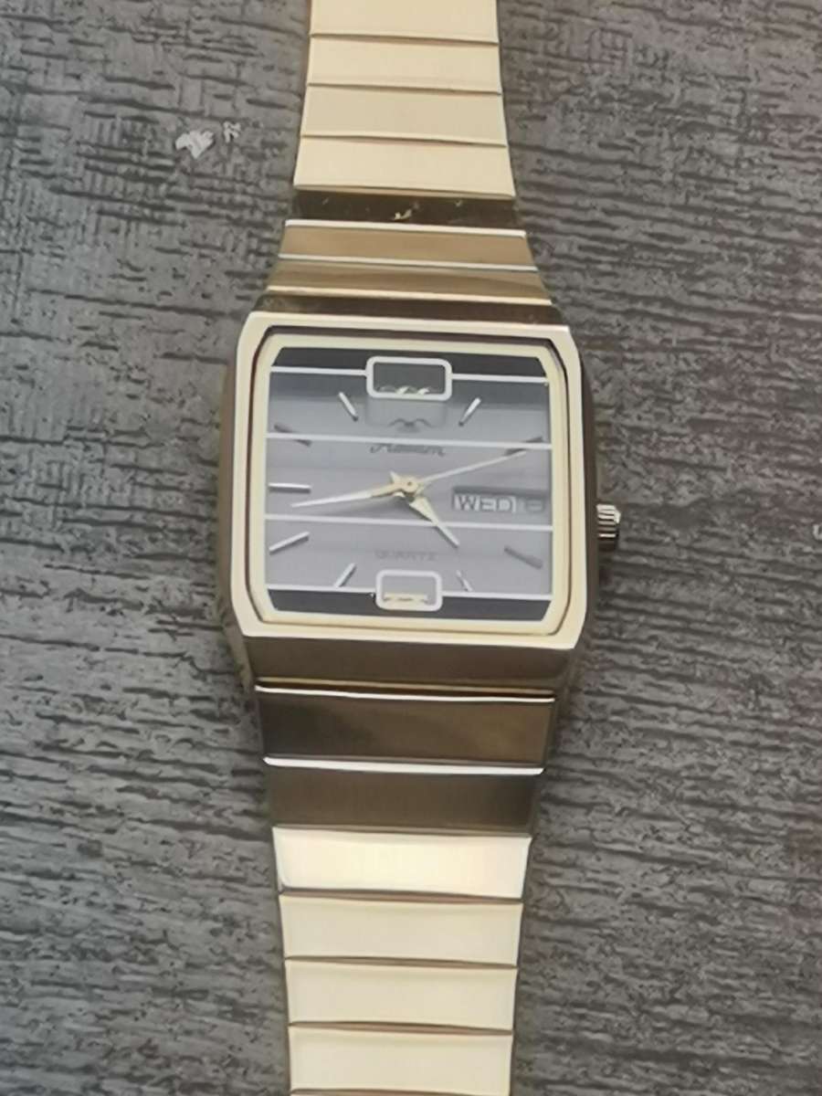 MENS VINTAGE HOSAM GOLD PLATED WATCH IN EXCELLENT WORKING CONDITION