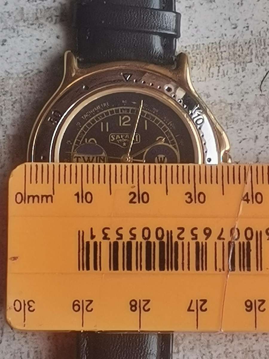 MENS VINTAGE SAFARI TROPHY WATCH IN EXCELLENT WORKING CONDITION