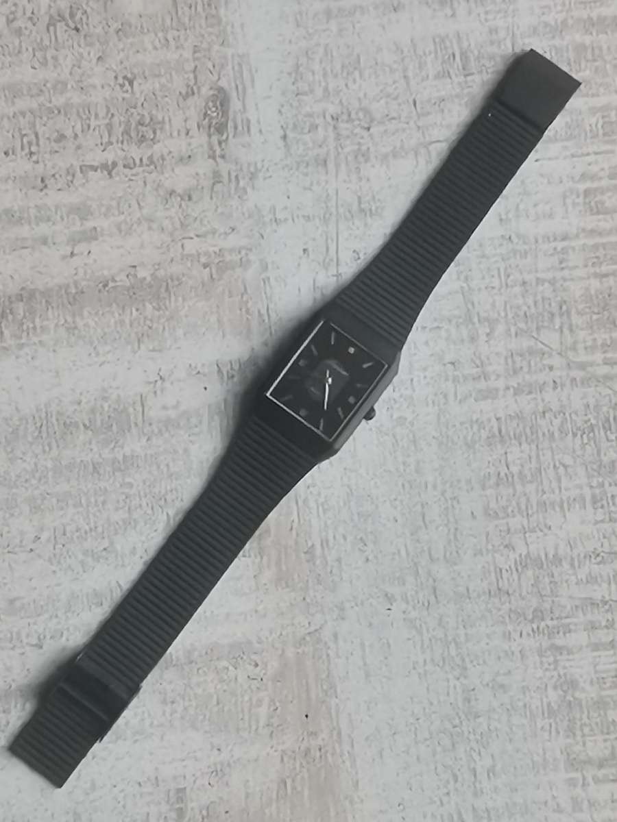 LADIES LAURIER ALL BLACK STEEL WATCH IN EXCELLENT WORKING CONDITION