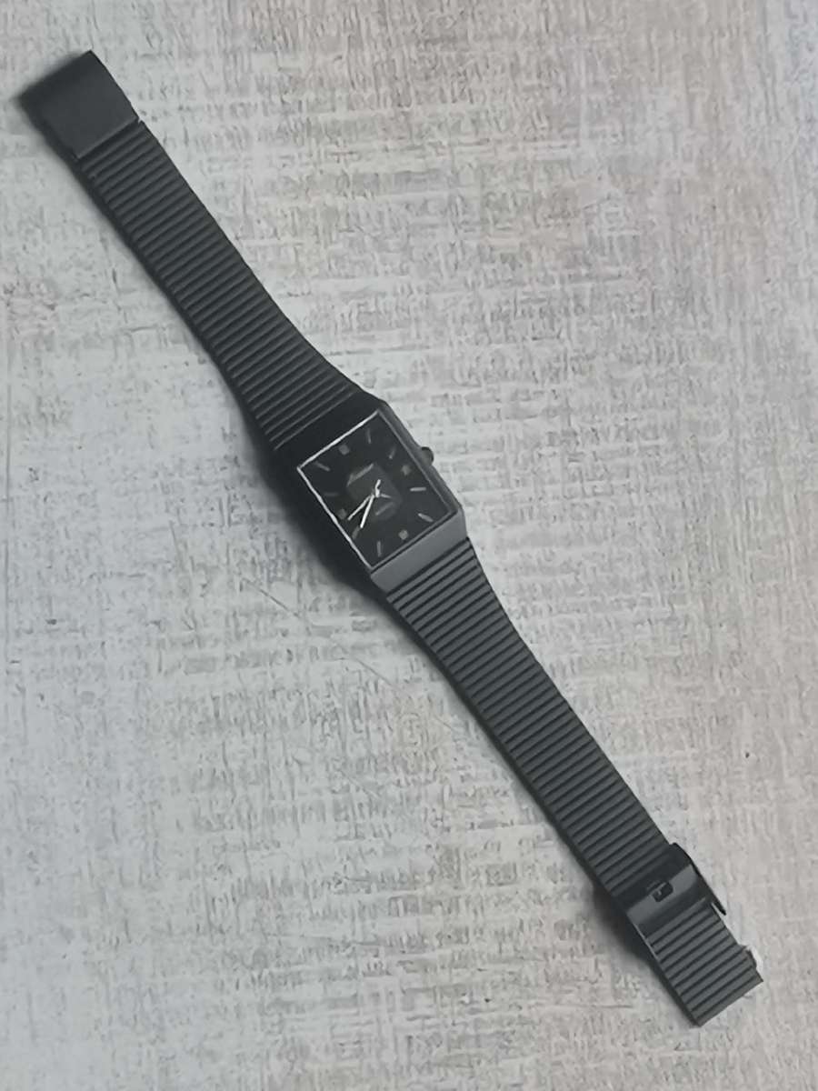 LADIES LAURIER ALL BLACK STEEL WATCH IN EXCELLENT WORKING CONDITION