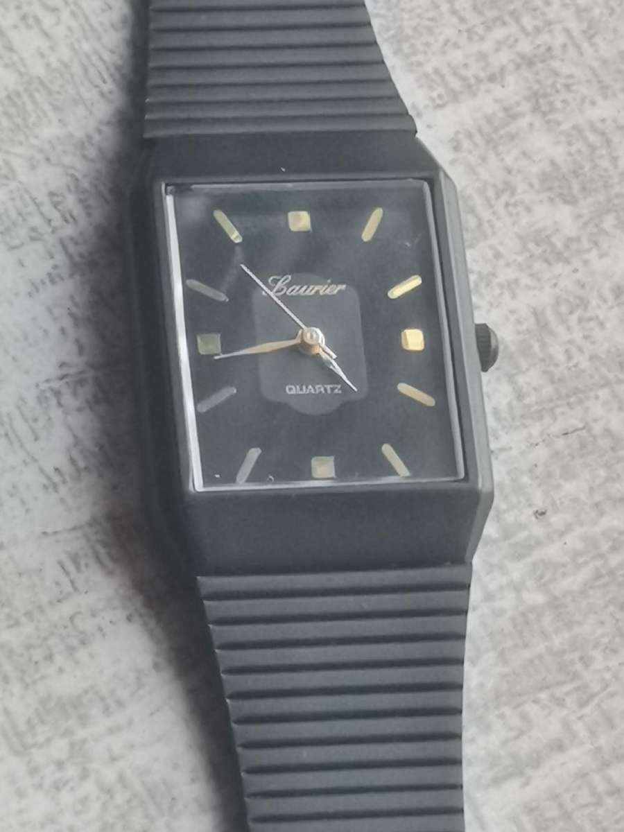 LADIES LAURIER ALL BLACK STEEL WATCH IN EXCELLENT WORKING CONDITION