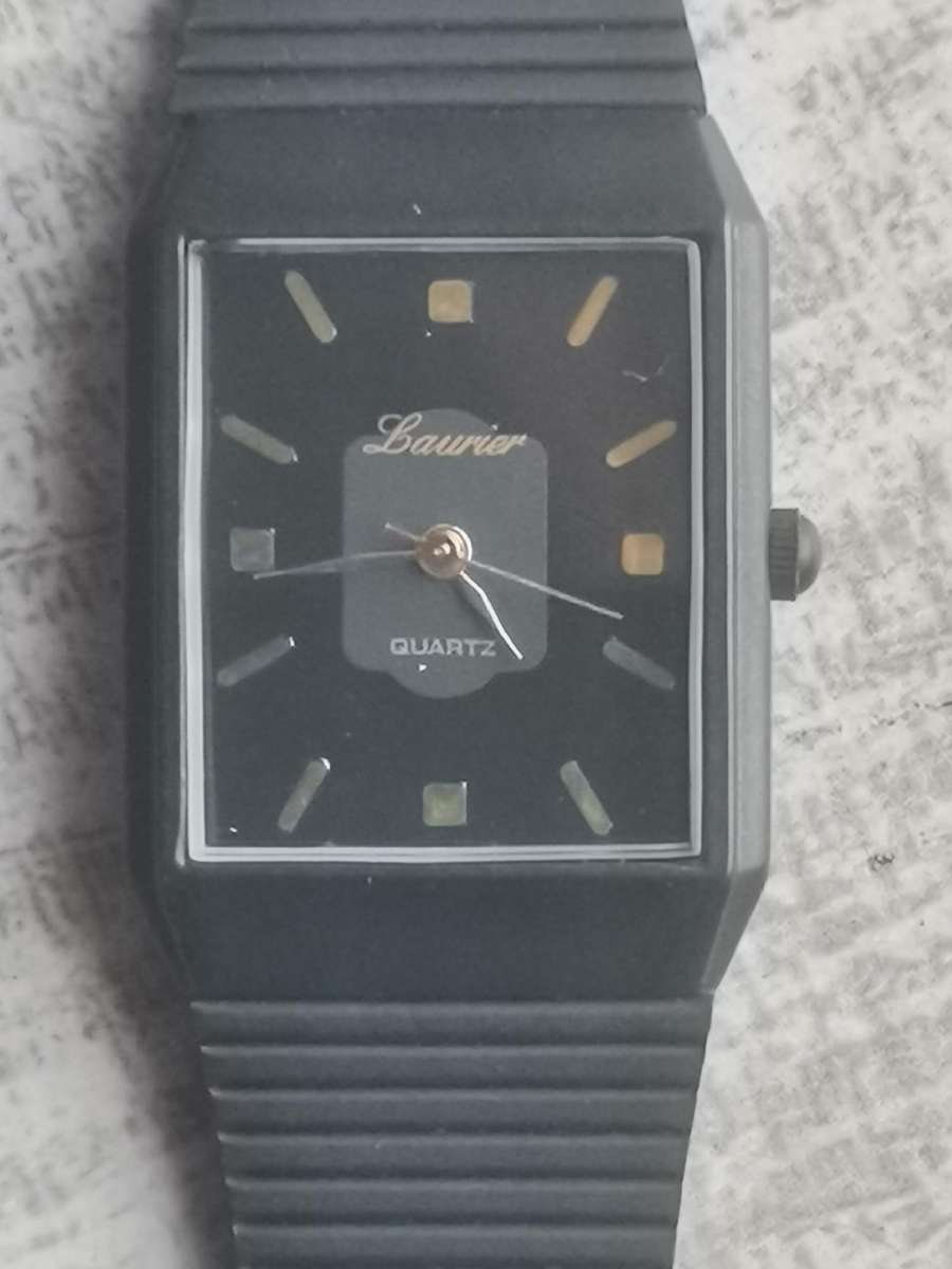 LADIES LAURIER ALL BLACK STEEL WATCH IN EXCELLENT WORKING CONDITION