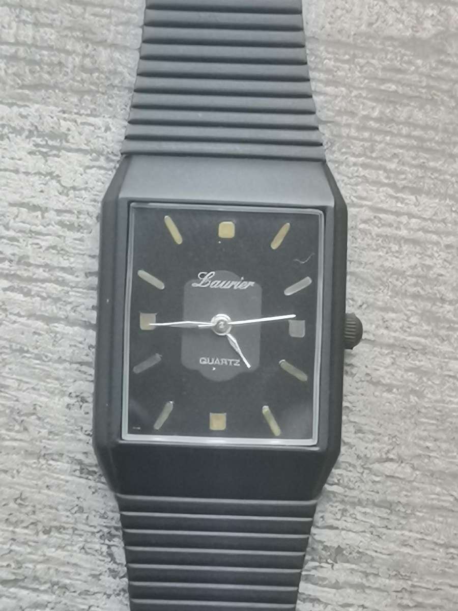 LADIES LAURIER ALL BLACK STEEL WATCH IN EXCELLENT WORKING CONDITION