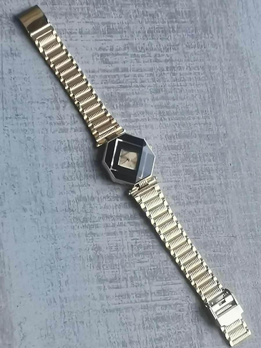 STUNNING LADIES OCCASION 18K GOLD PLATED WATCH IN EXCELLENT WORKING CONDITION