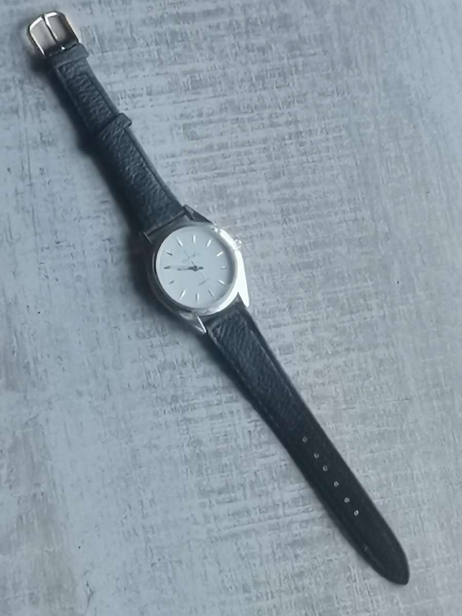MENS VINTAGE INITIAL WATCH IN EXCELLENT WORKING CONDITION