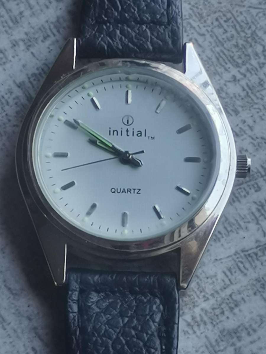 MENS VINTAGE INITIAL WATCH IN EXCELLENT WORKING CONDITION