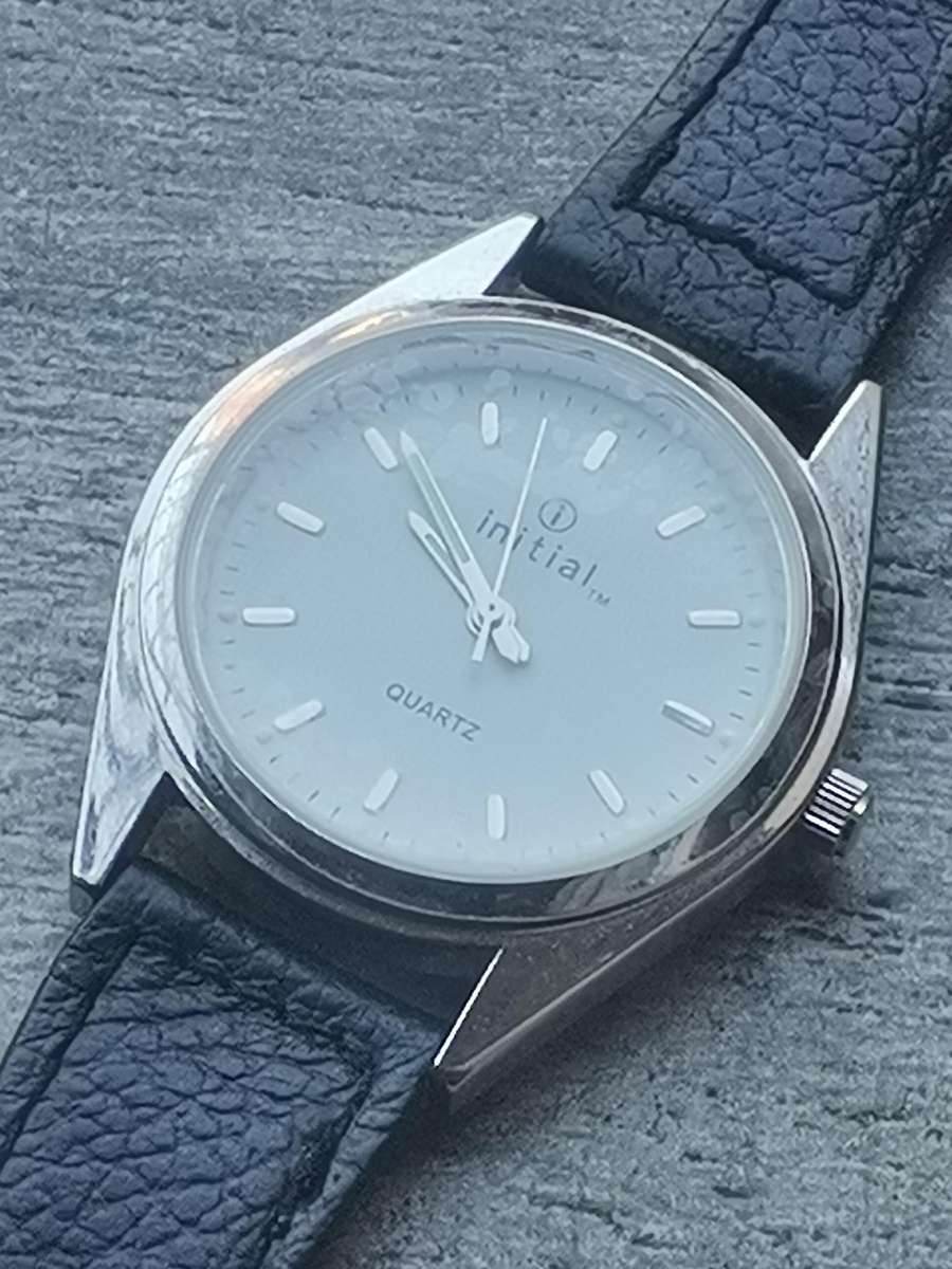 MENS VINTAGE INITIAL WATCH IN EXCELLENT WORKING CONDITION