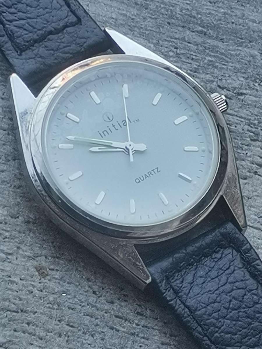 MENS VINTAGE INITIAL WATCH IN EXCELLENT WORKING CONDITION