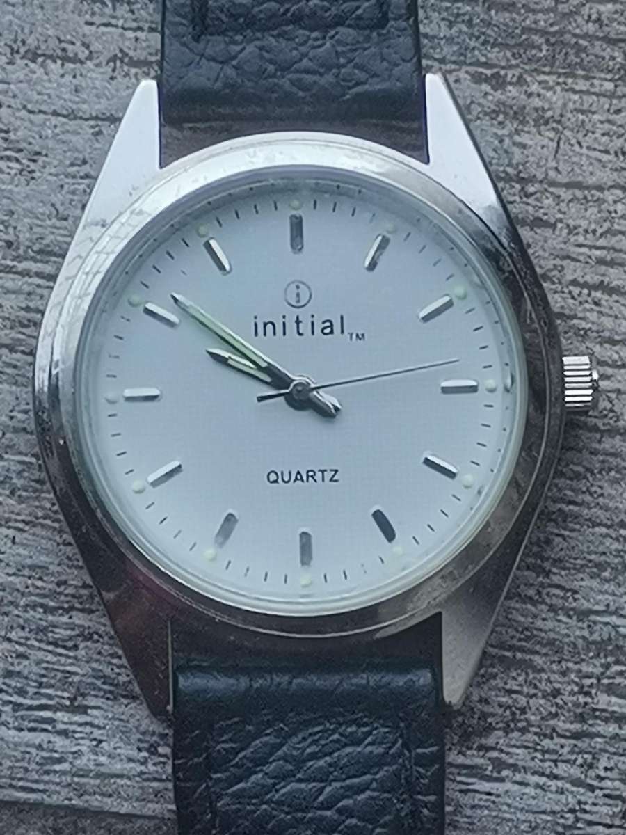MENS VINTAGE INITIAL WATCH IN EXCELLENT WORKING CONDITION
