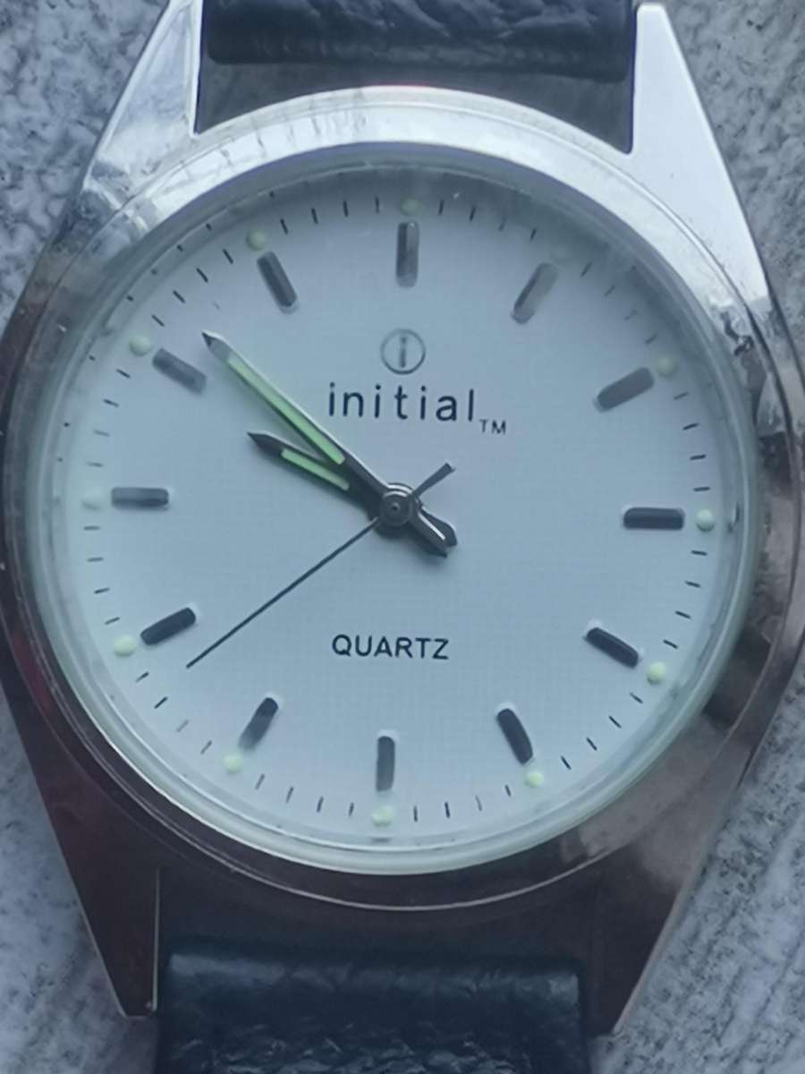 MENS VINTAGE INITIAL WATCH IN EXCELLENT WORKING CONDITION