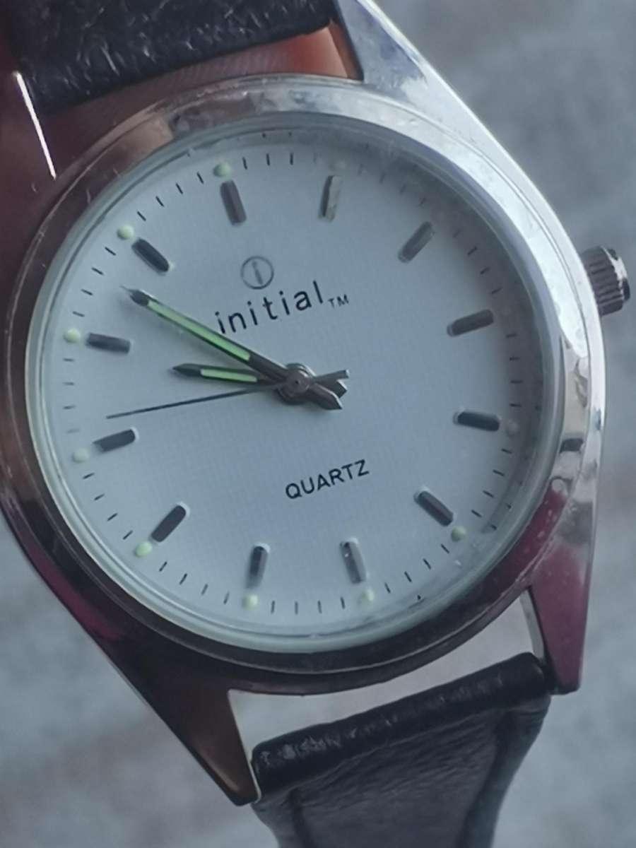 MENS VINTAGE INITIAL WATCH IN EXCELLENT WORKING CONDITION