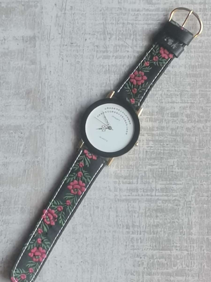 LADIES DYNASTY HUGE DIAL WATCH IN EXCELLENT WORKING CONDITION