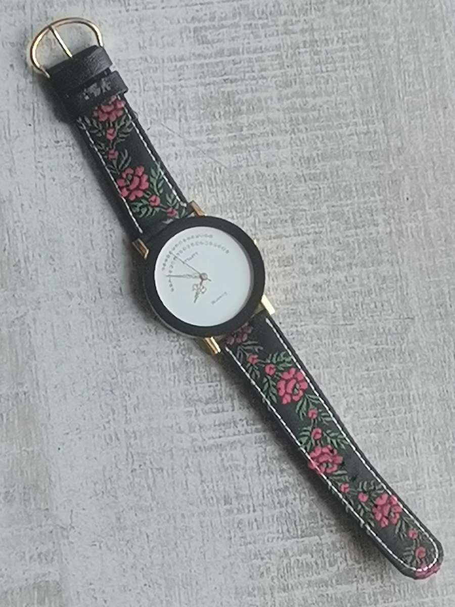 LADIES DYNASTY HUGE DIAL WATCH IN EXCELLENT WORKING CONDITION