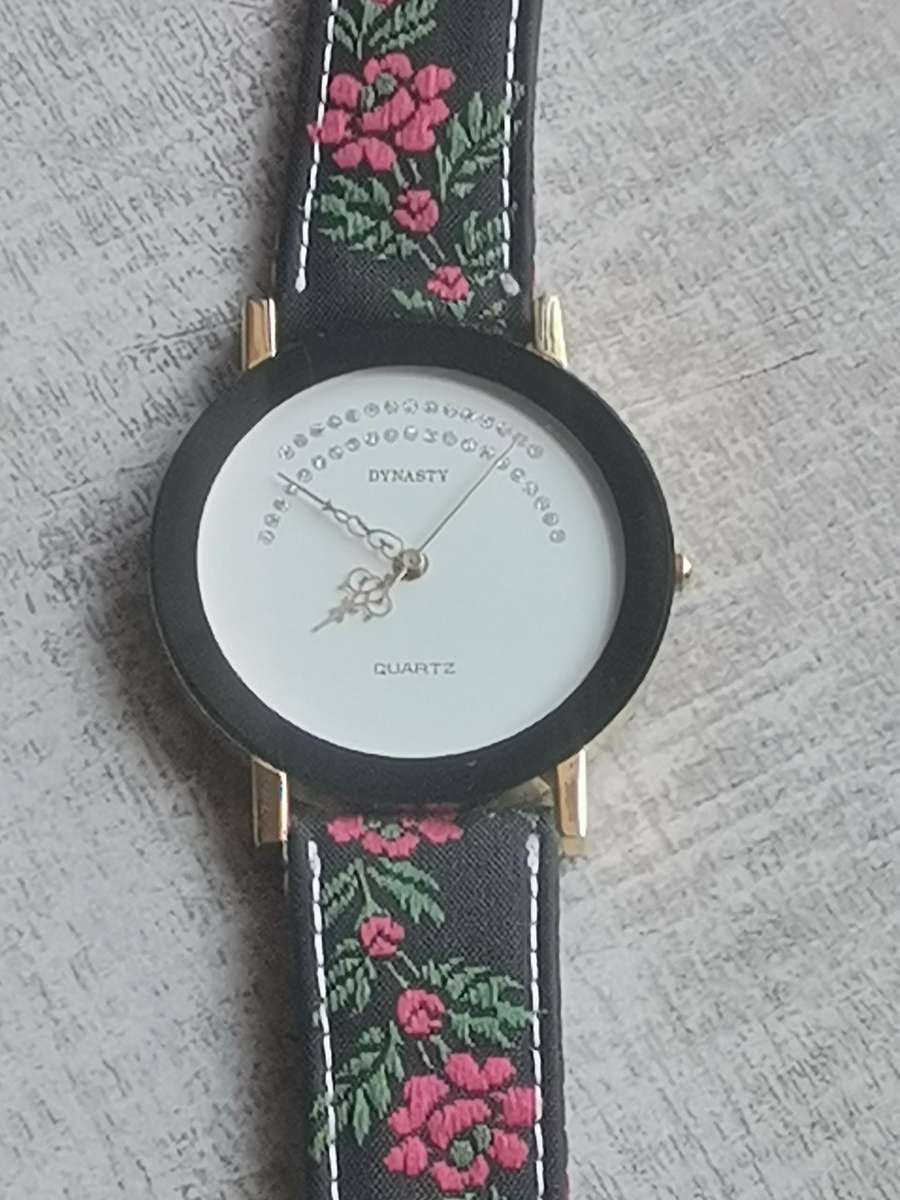 LADIES DYNASTY HUGE DIAL WATCH IN EXCELLENT WORKING CONDITION