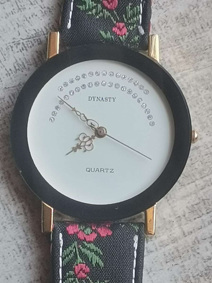 LADIES DYNASTY HUGE DIAL WATCH IN EXCELLENT WORKING CONDITION