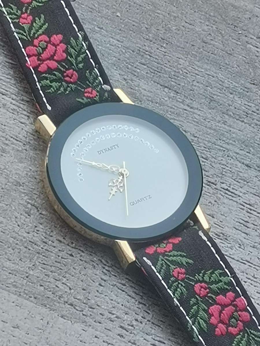 LADIES DYNASTY HUGE DIAL WATCH IN EXCELLENT WORKING CONDITION