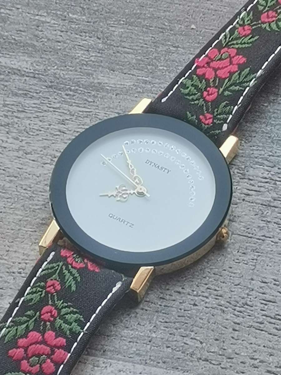 LADIES DYNASTY HUGE DIAL WATCH IN EXCELLENT WORKING CONDITION