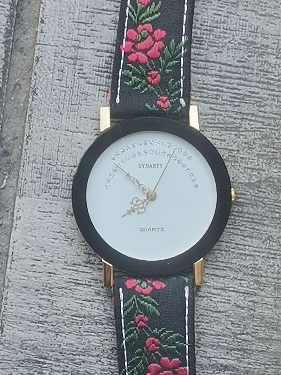 LADIES DYNASTY HUGE DIAL WATCH IN EXCELLENT WORKING CONDITION