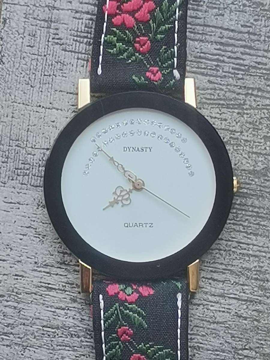 LADIES DYNASTY HUGE DIAL WATCH IN EXCELLENT WORKING CONDITION