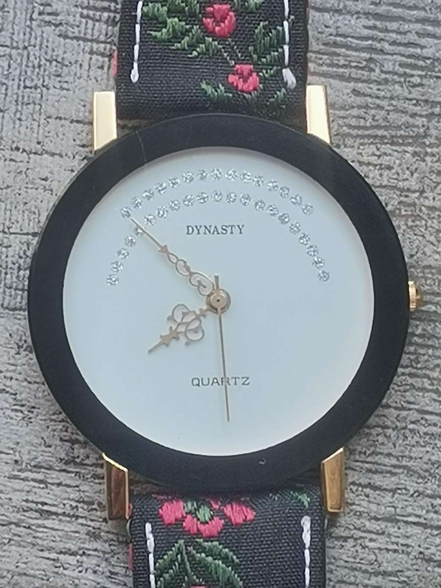 LADIES DYNASTY HUGE DIAL WATCH IN EXCELLENT WORKING CONDITION