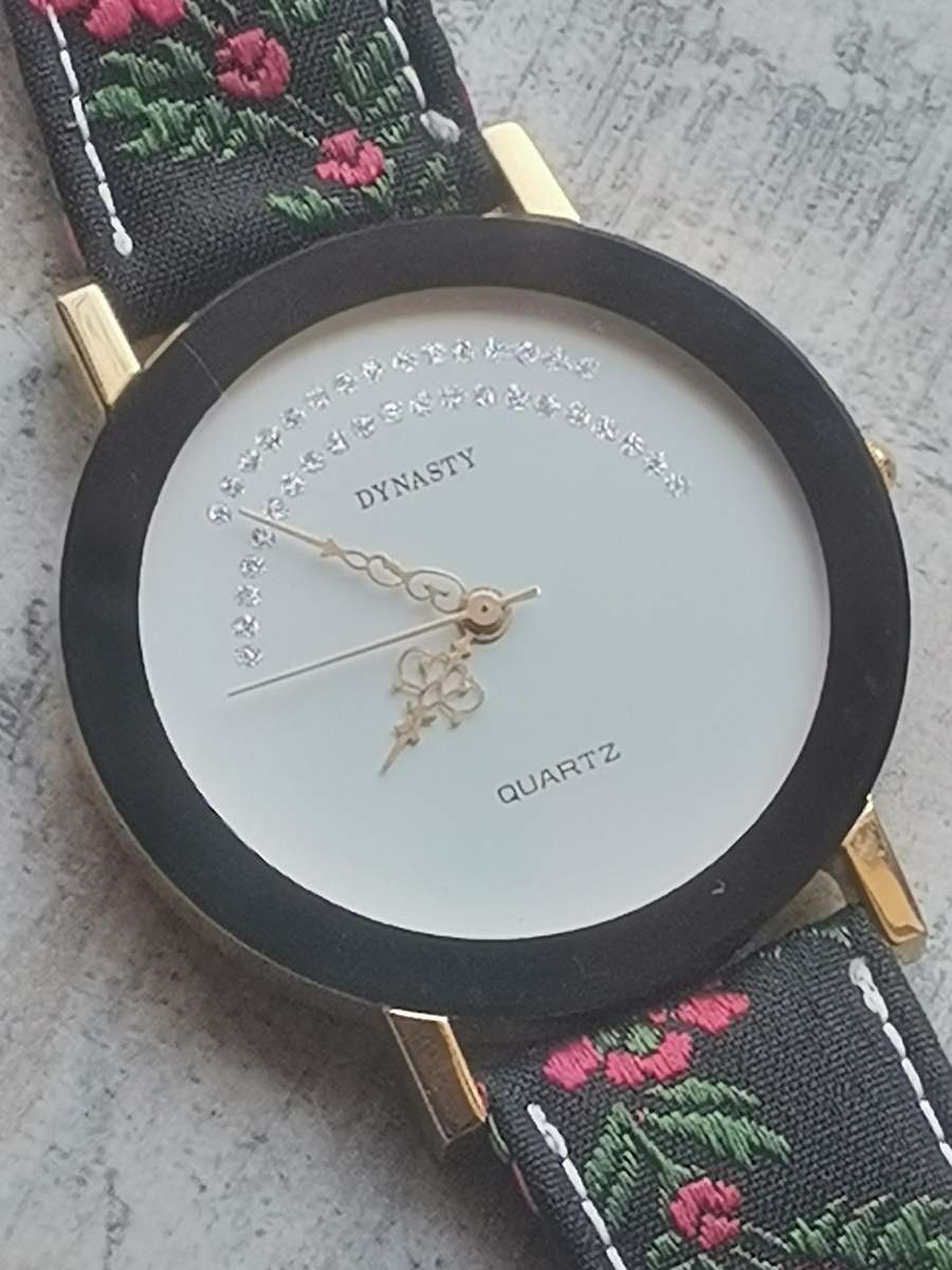 LADIES DYNASTY HUGE DIAL WATCH IN EXCELLENT WORKING CONDITION