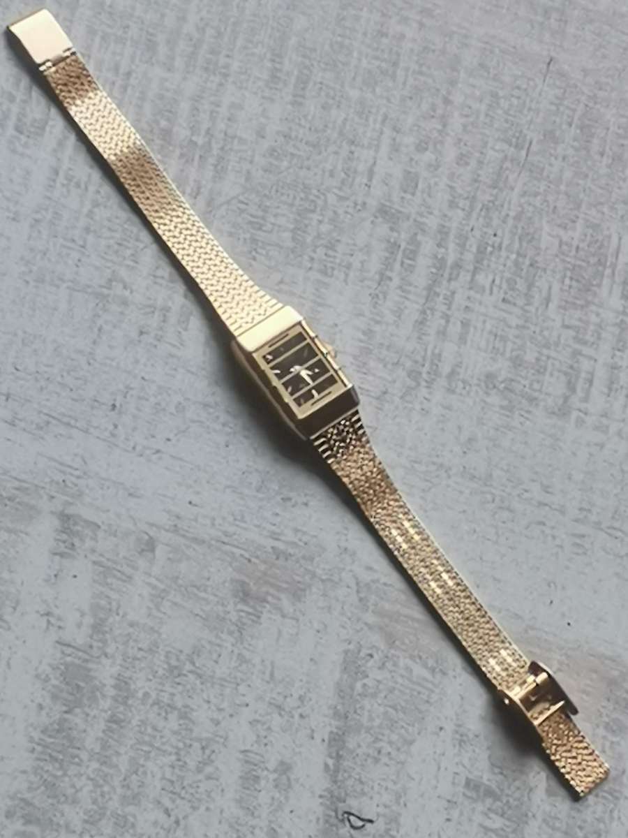 LADIES DE LUXE 18K GOLD PLATED WATCH IN EXCELLENT WORKING CONDITION