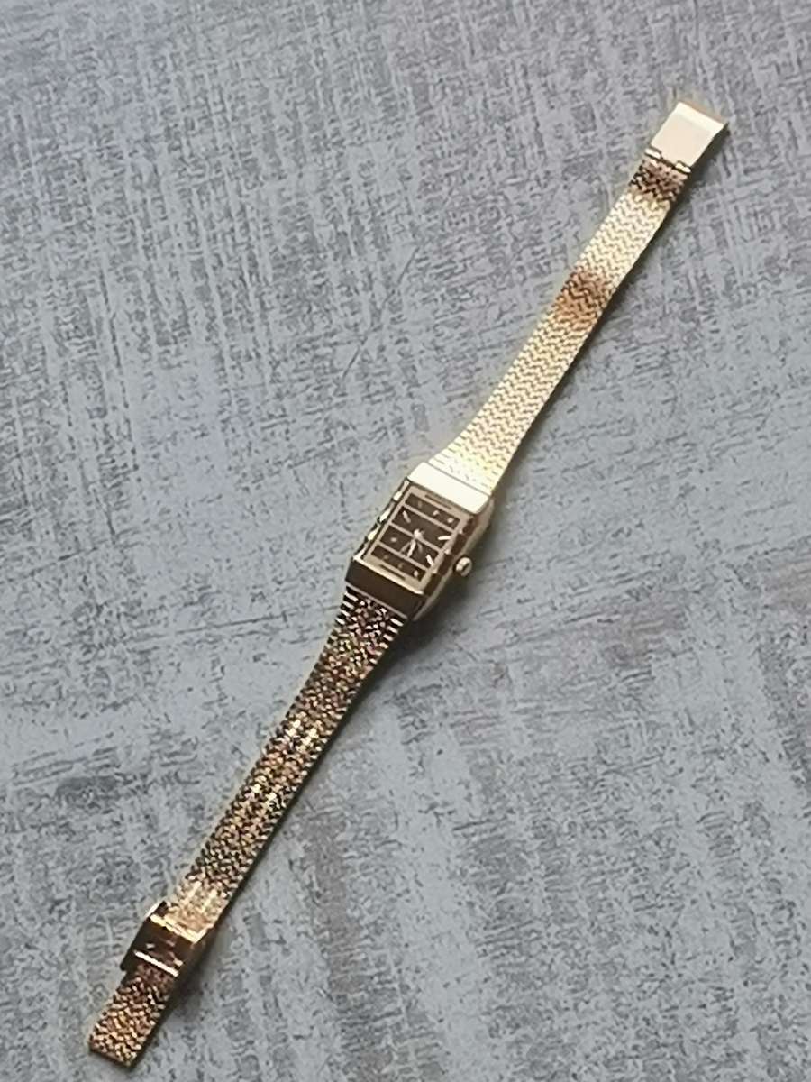LADIES DE LUXE 18K GOLD PLATED WATCH IN EXCELLENT WORKING CONDITION
