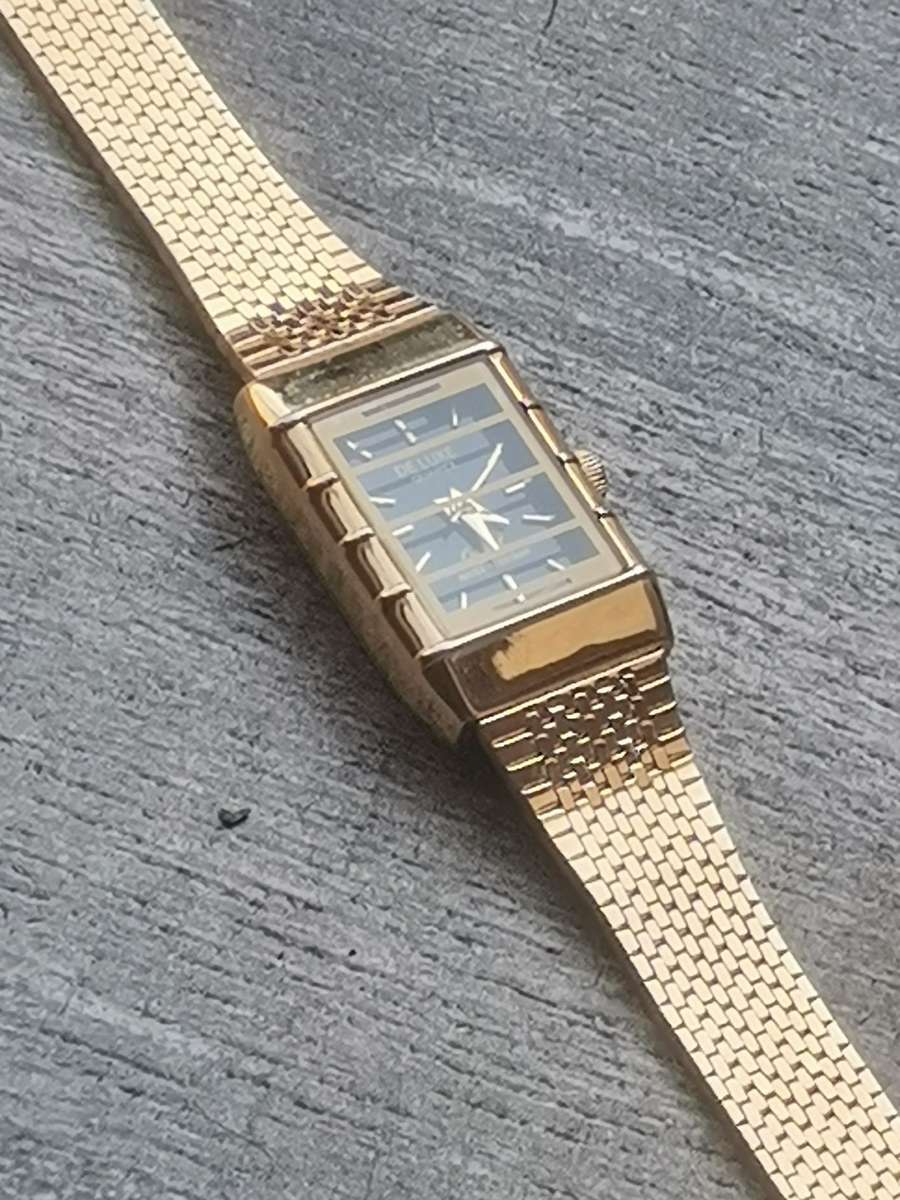 LADIES DE LUXE 18K GOLD PLATED WATCH IN EXCELLENT WORKING CONDITION