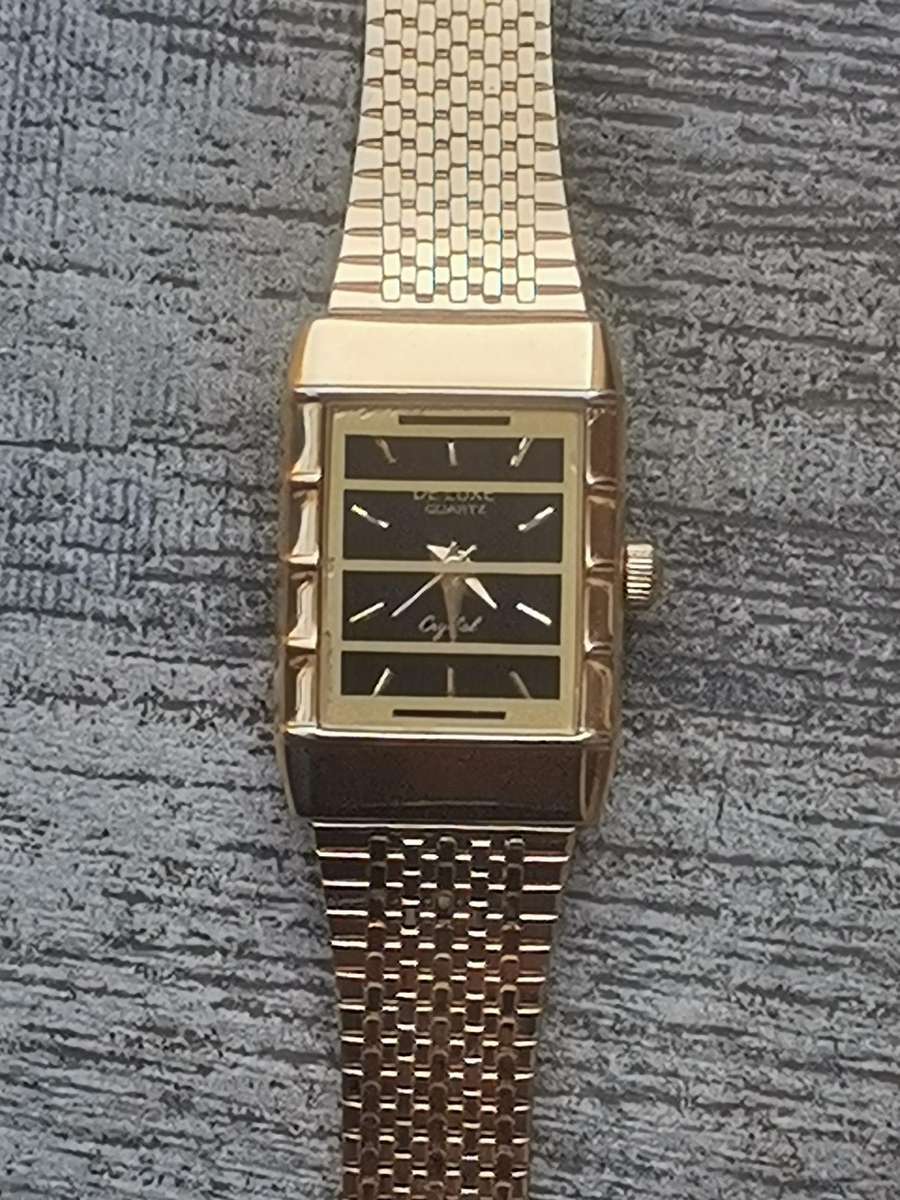LADIES DE LUXE 18K GOLD PLATED WATCH IN EXCELLENT WORKING CONDITION