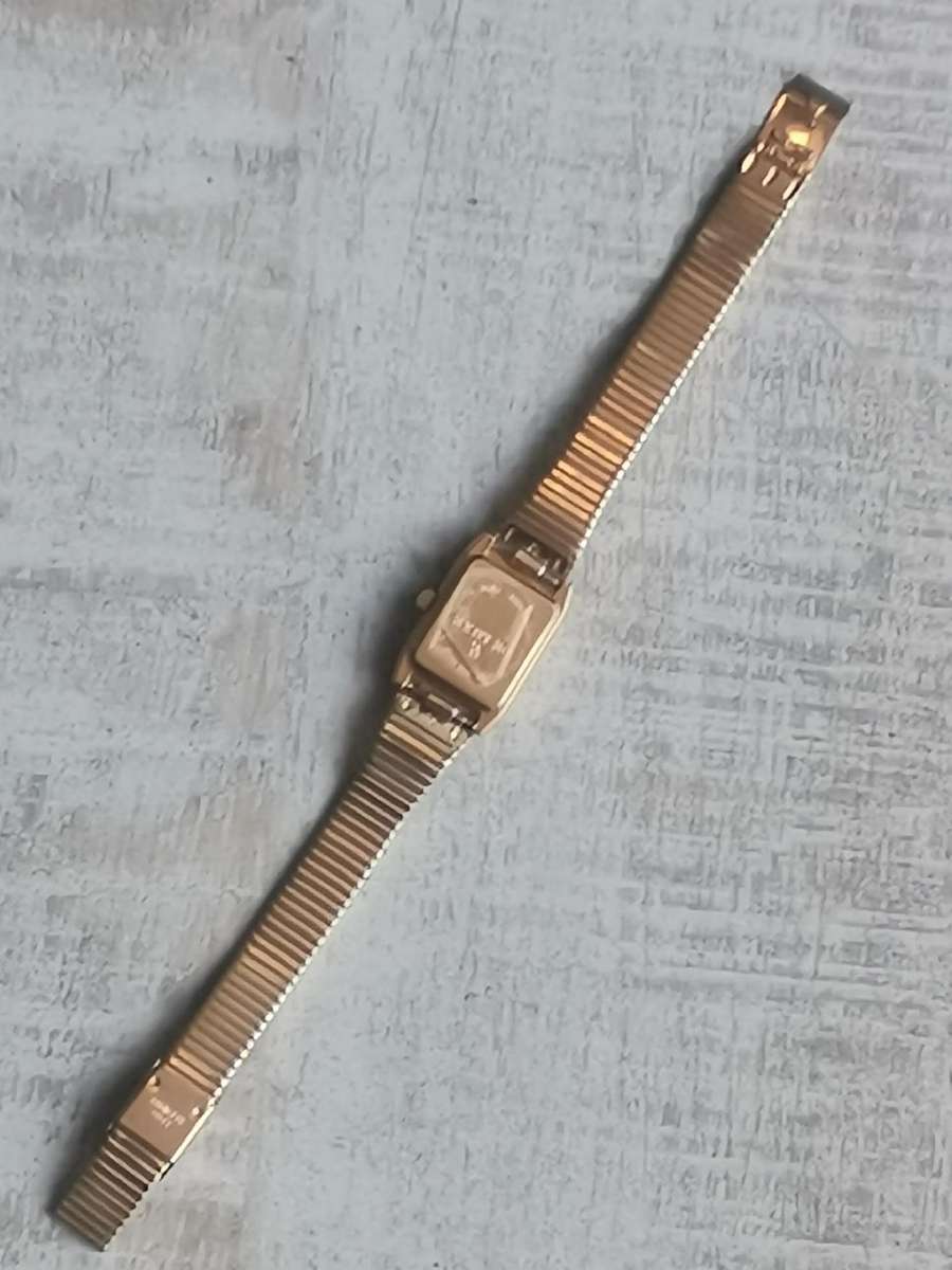 LADIES DE LUXE 18K GOLD PLATED WATCH IN EXCELLENT WORKING CONDITION