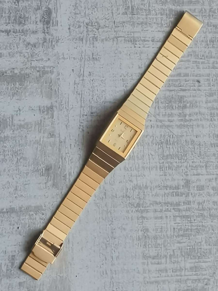 ELEGANT LADIES ROCHEES GOLD WATCH IN EXCELLENT WORKING CONDITION