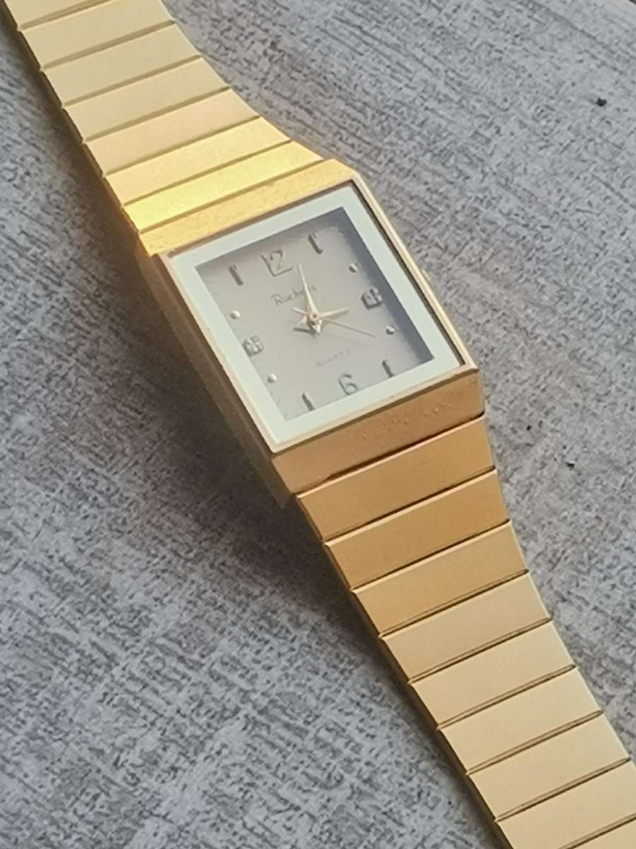 ELEGANT LADIES ROCHEES GOLD WATCH IN EXCELLENT WORKING CONDITION