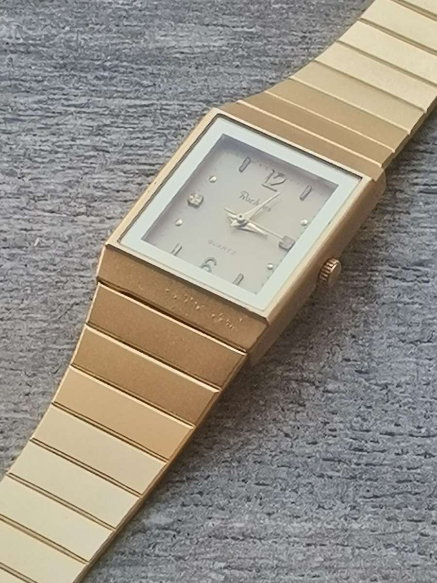 ELEGANT LADIES ROCHEES GOLD WATCH IN EXCELLENT WORKING CONDITION