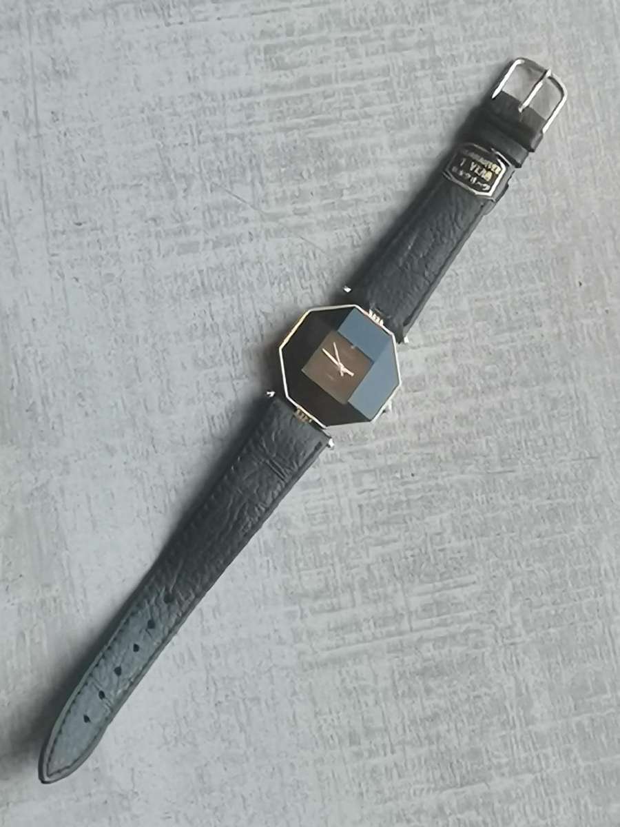 LADIES QUEST BLACK AND GOLD WATCH IN EXCELLENT WORKING CONDITION
