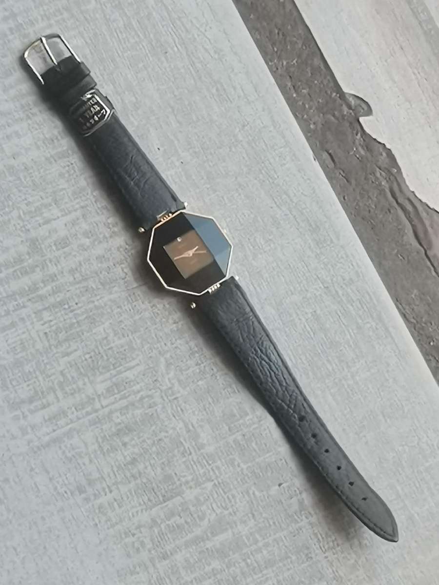 LADIES QUEST BLACK AND GOLD WATCH IN EXCELLENT WORKING CONDITION