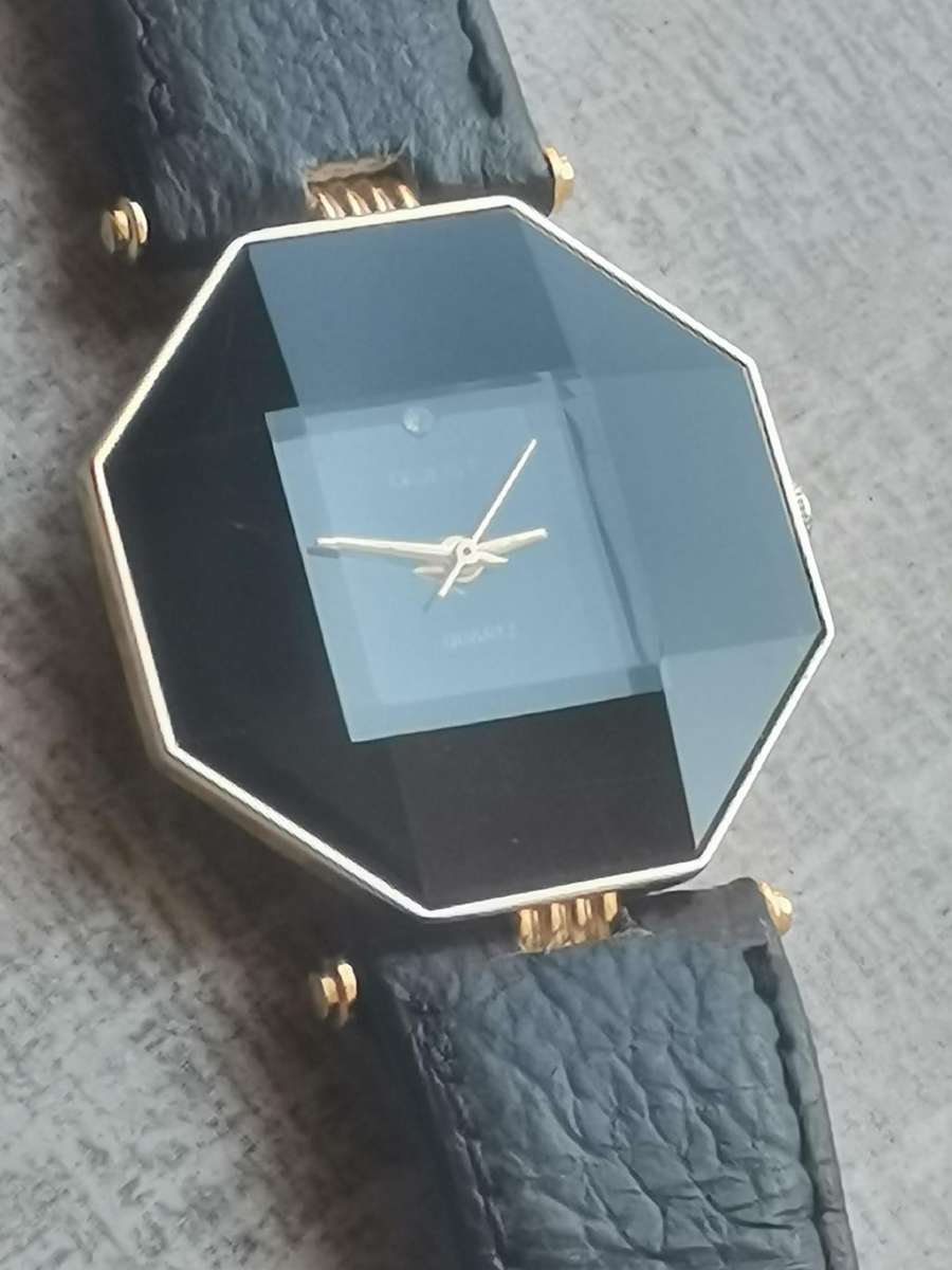 LADIES QUEST BLACK AND GOLD WATCH IN EXCELLENT WORKING CONDITION